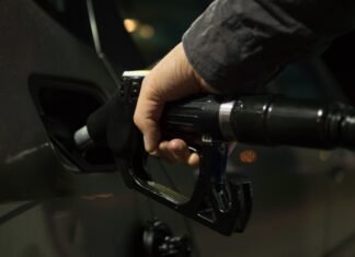 Нефть подешевела более чем на 1%, но что это изменит для украинцев: цены на бензин 20 мая