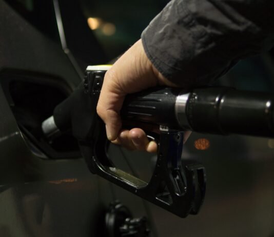 Нефть подешевела более чем на 1%, но что это изменит для украинцев: цены на бензин 20 мая