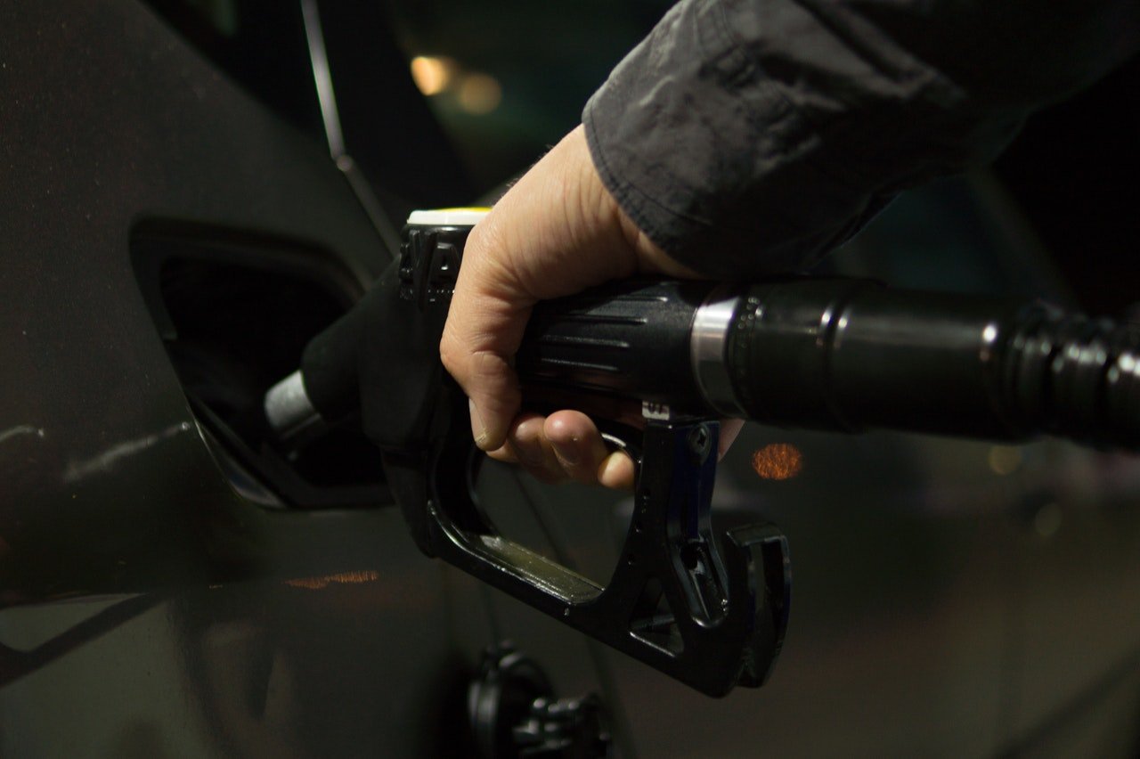 Нефть подешевела более чем на 1%, но что это изменит для украинцев: цены на бензин 20 мая