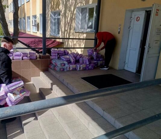 Чернігівська обласна дитяча лікарня отримала засоби гігієни та продукти від Червоного Хреста