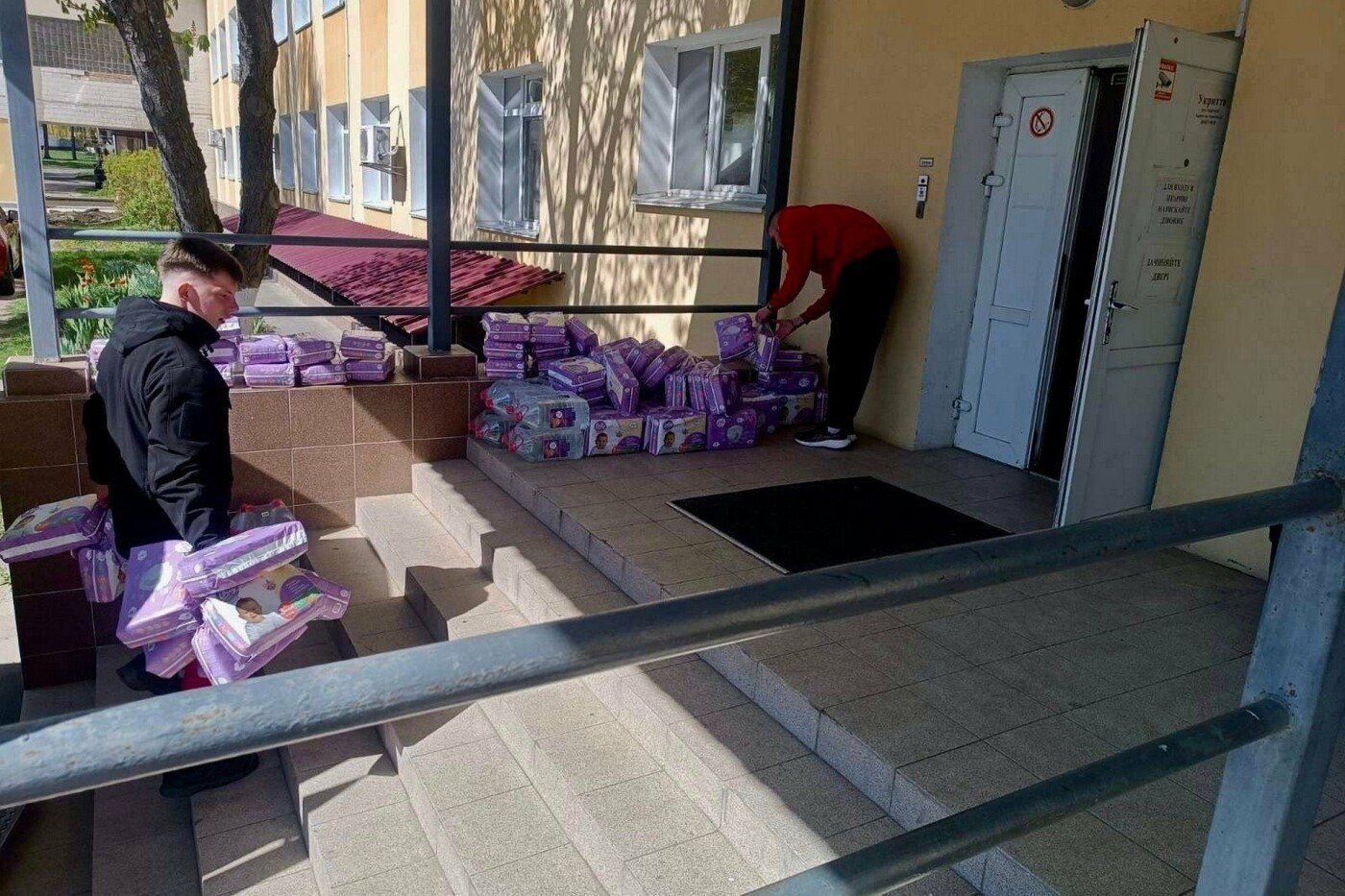 Чернігівська обласна дитяча лікарня отримала засоби гігієни та продукти від Червоного Хреста