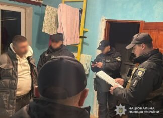 Вимагав гроші та погрожував розправою: у Чернігові затримали чоловіка за напад на жінку