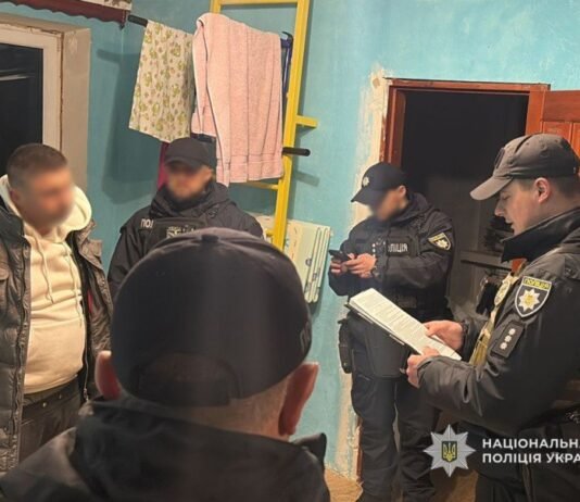Вимагав гроші та погрожував розправою: у Чернігові затримали чоловіка за напад на жінку