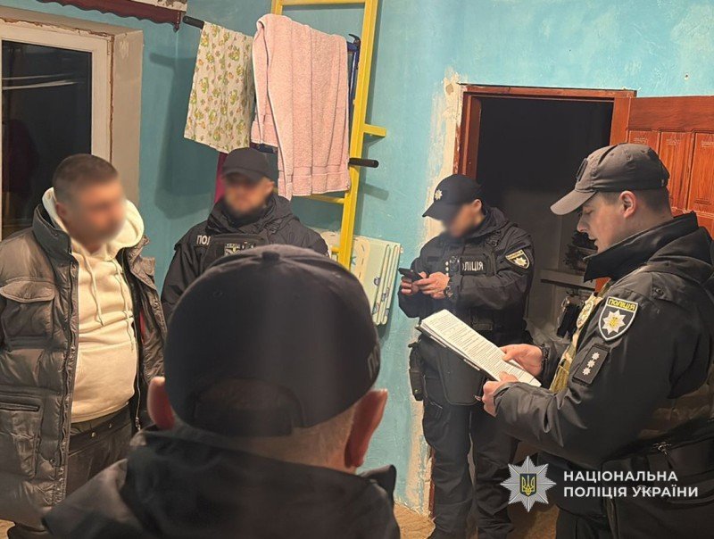 Вимагав гроші та погрожував розправою: у Чернігові затримали чоловіка за напад на жінку