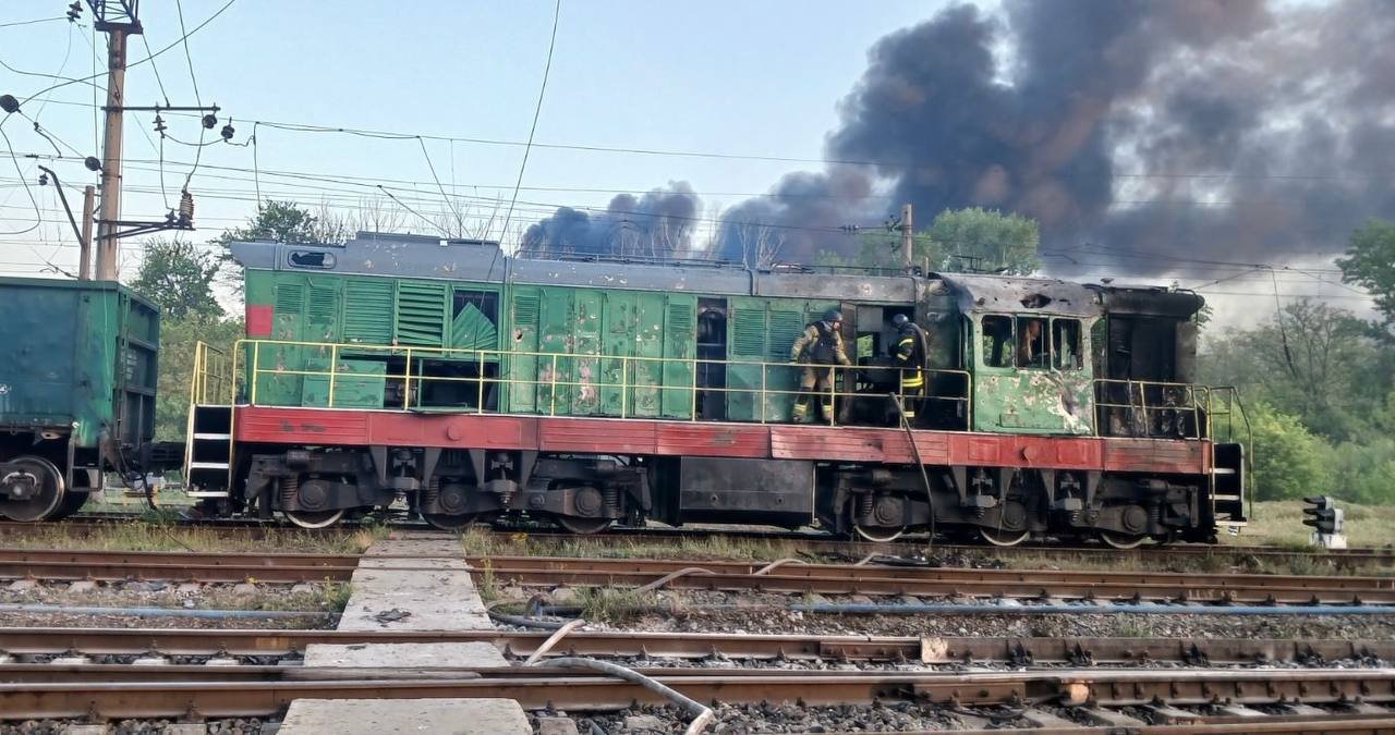 Российские дроны ударили по железной дороге на Днепропетровщине: пострадал машинист (фото)