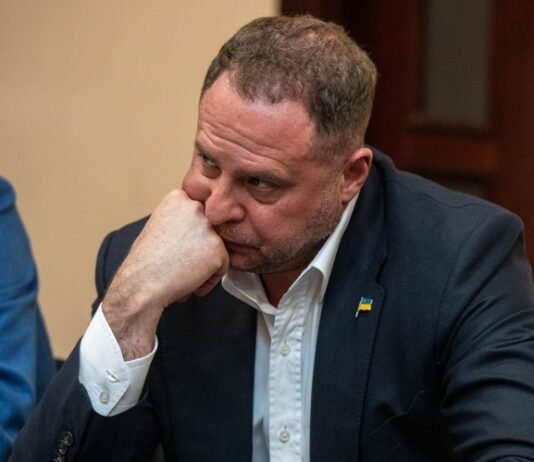 Браслеты, куклы вуду и гадалка Вероника: где просчитался Андрей Ермак