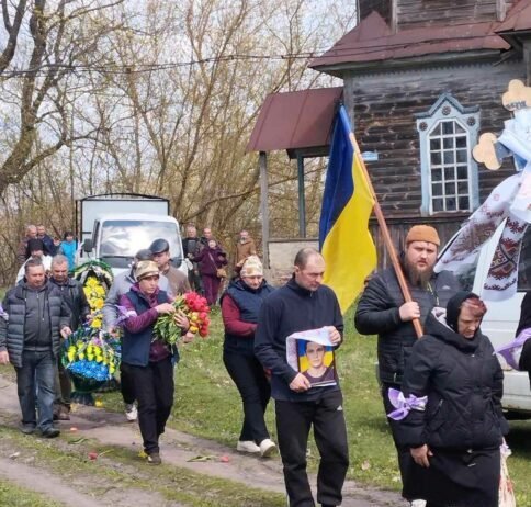 На Чернігівщині перепоховали тіло воїна