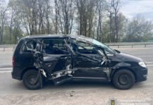 Водійка врізалася у самоскид: на Чернігівщині в ДТП загинула дитина (Фото)