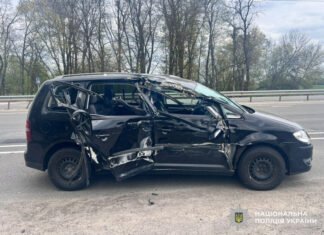 Водійка врізалася у самоскид: на Чернігівщині в ДТП загинула дитина (Фото)
