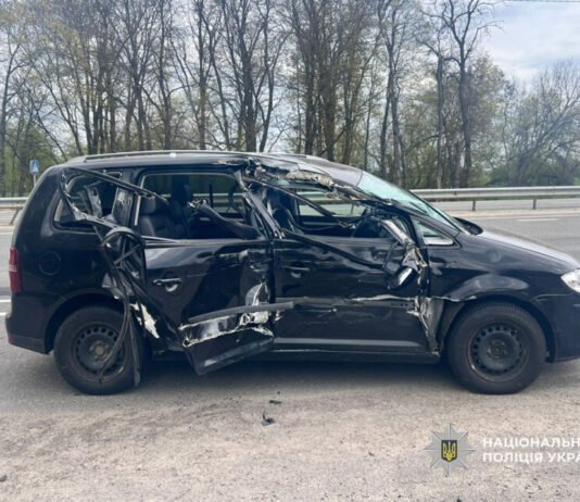 Водійка врізалася у самоскид: на Чернігівщині в ДТП загинула дитина (Фото)