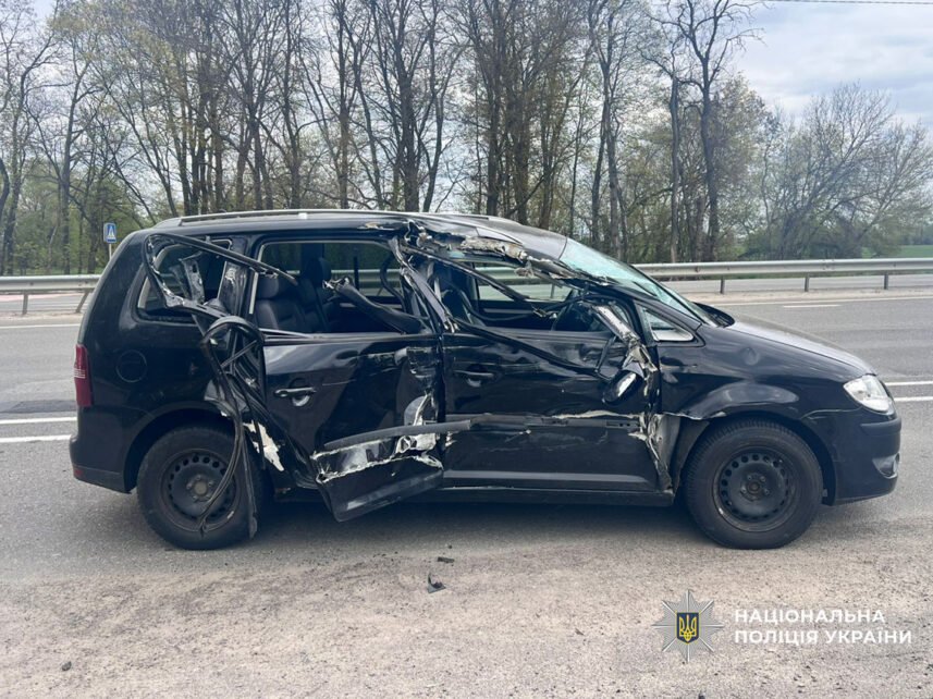 Водійка врізалася у самоскид: на Чернігівщині в ДТП загинула дитина (Фото)