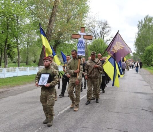 Поховали на Алеї Героїв поряд з братом: на Чернігівщині прощалися із загиблим воїном