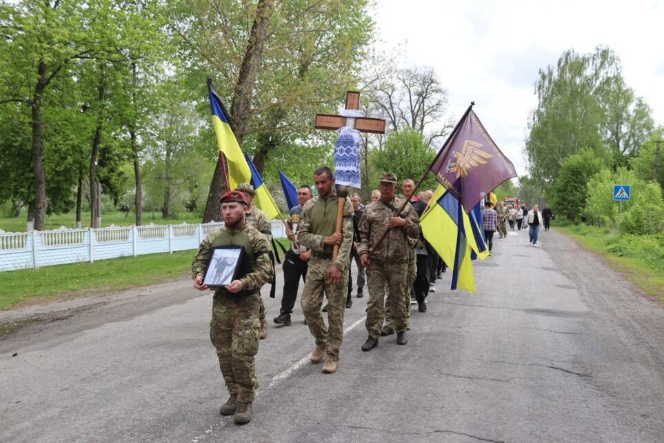 Поховали на Алеї Героїв поряд з братом: на Чернігівщині прощалися із загиблим воїном