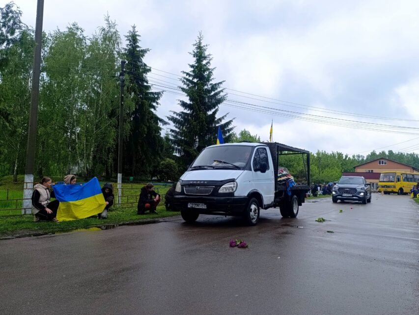 На Чернігівщині провели в останню дорогу захисника