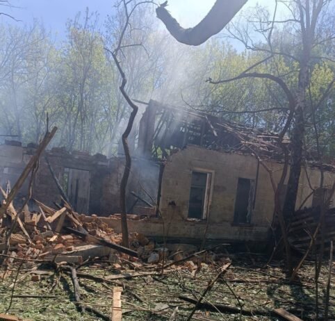 Кадри знищених ворожою атакою будинків в селі Лизунівка на Чернігівщині (Фото)