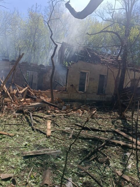 Кадри знищених ворожою атакою будинків в селі Лизунівка на Чернігівщині (Фото)