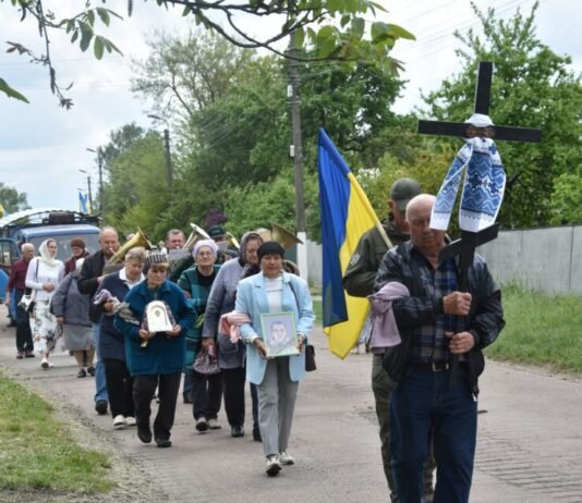 На Чернігівщині попрощалися із старшим лейтенантом, який майже пів року боровся з невиліковною хворобою