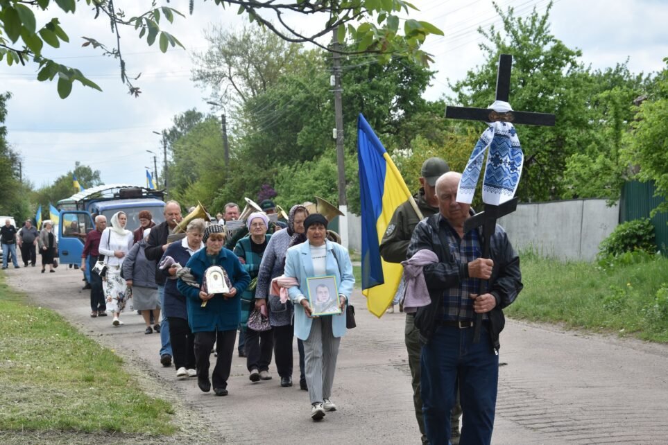На Чернігівщині попрощалися із старшим лейтенантом, який майже пів року боровся з невиліковною хворобою