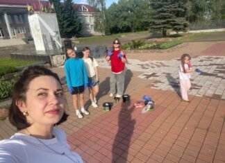 Вишиванка на площі: у центрі Бахмача відновили патріотичний елемент (Фото)
