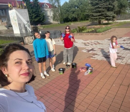 Вишиванка на площі: у центрі Бахмача відновили патріотичний елемент (Фото)