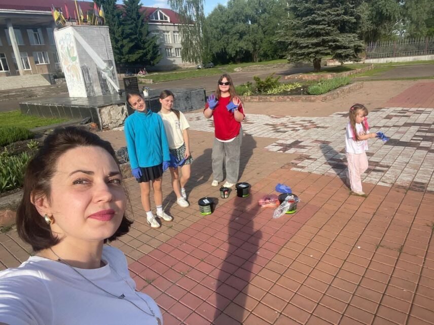 Вишиванка на площі: у центрі Бахмача відновили патріотичний елемент (Фото)