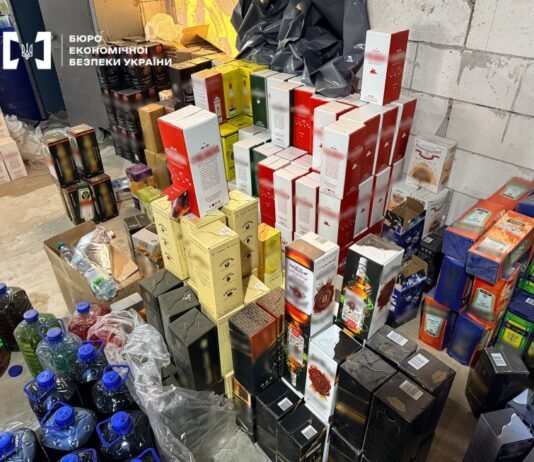На Чернігівщині працював цех «елітного» алкоголю: вилучено товару та сировини на майже 5 млн грн