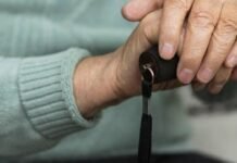 Штовхнула пенсіонерку, що та зламала стегно: на Чернігівщині затримали зухвалу грабіжницю