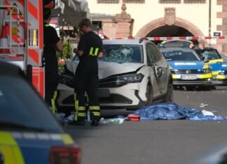 В центре Лейпцига мужчина въехал в толпу на своем авто: двое пешеходов погибли
