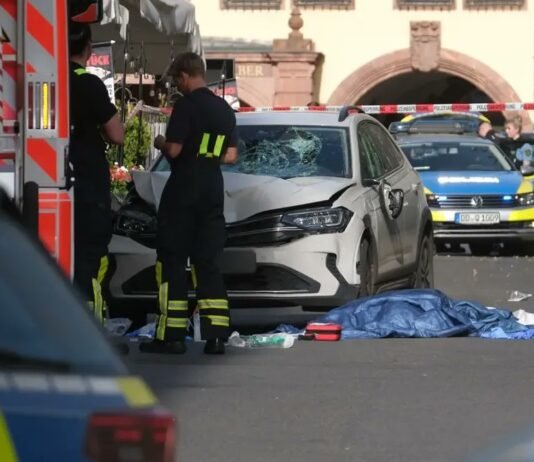 В центре Лейпцига мужчина въехал в толпу на своем авто: двое пешеходов погибли