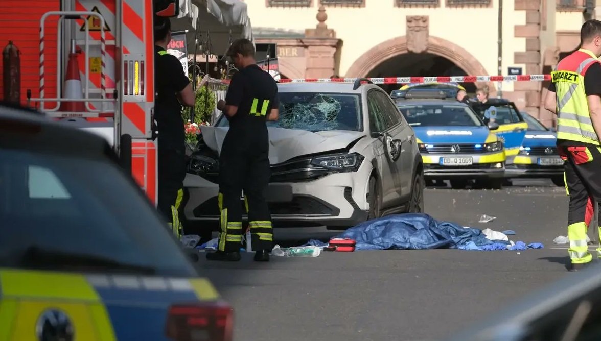 В центре Лейпцига мужчина въехал в толпу на своем авто: двое пешеходов погибли