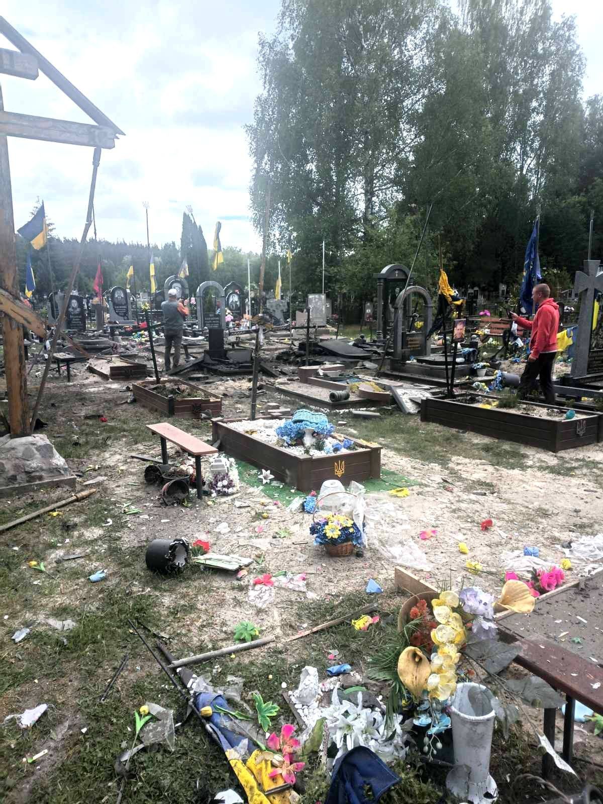 У Сновську російські дрони вдарили по цвинтарю та транспортній інфраструктурі: є постраждала