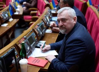 Нардеп рассказал о схеме с бронированием и выездом мужчин за границу