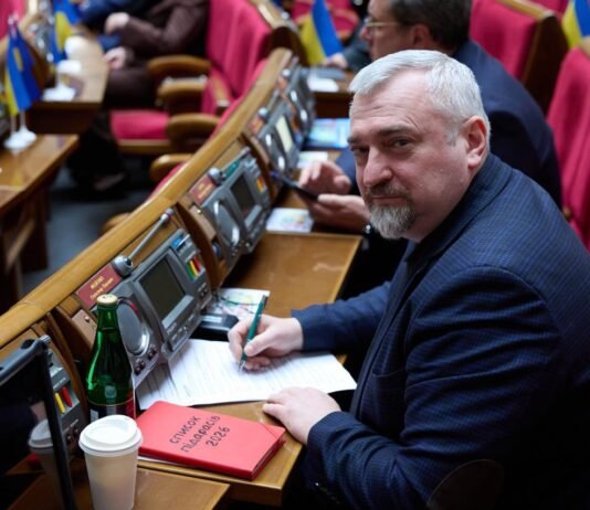 Нардеп рассказал о схеме с бронированием и выездом мужчин за границу