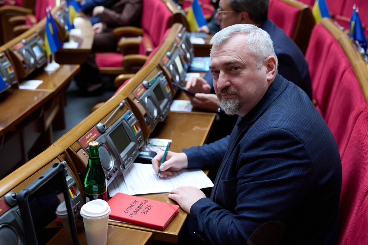Нардеп рассказал о схеме с бронированием и выездом мужчин за границу