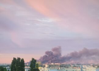 Дроны ночью атаковали нефтебазу возле Таганрога и НПЗ в Саратове (видео)