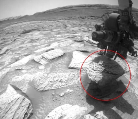 Марсоход Curiosity застрял в камне на Марсе: у NASA такой проблемы еще не было (видео)