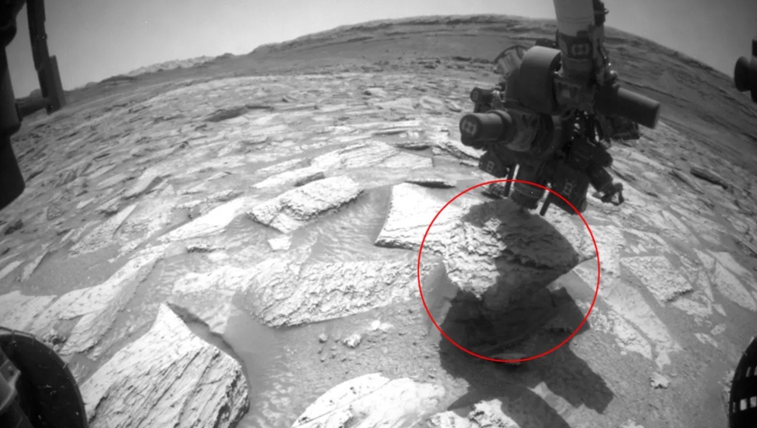 Марсоход Curiosity застрял в камне на Марсе: у NASA такой проблемы еще не было (видео)