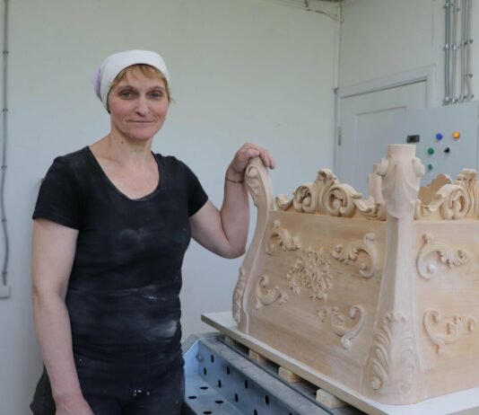 «Найважче було на початку»: жінка з Чернігівщини освоїла «чоловічу» професію та виготовляє дерев’яні шедеври