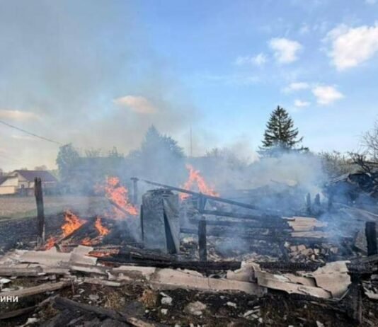 FPV-дрони атакували прикордоння Чернігівщини: горіли будинки, знищене авто