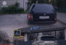 У Чернігові водій залишив авто біля будинку й виявив наслідки ДТП та записку про ймовірного винуватця