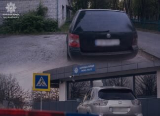 У Чернігові водій залишив авто біля будинку й виявив наслідки ДТП та записку про ймовірного винуватця