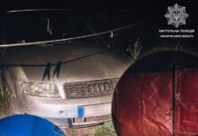 У Чернігові, ймовірно, п‘яний водій Audi врізався у паркана та пошкодив інше авто