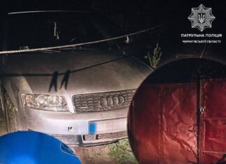 У Чернігові, ймовірно, п‘яний водій Audi врізався у паркана та пошкодив інше авто