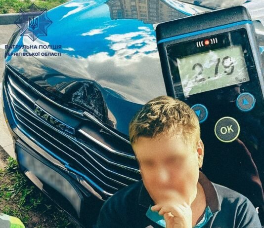 У Чернігові нетверезий водій врізався в електроопору та втік з місця ДТП