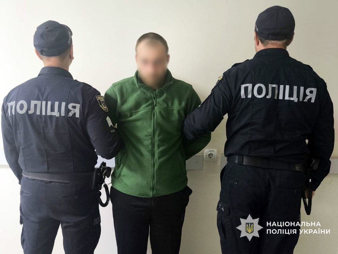 На Чернігівщині затримали чоловіка за підозрою у зґвалтуванні двох малолітніх падчерок