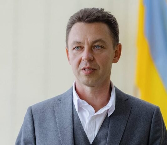 Справа про відбудову школи №13 у Чернігові: Василя Білогуру відсторонили від посади до 19 серпня