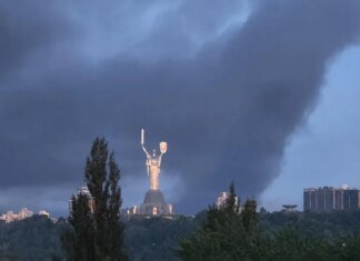 Київ затягнуло їдким димом після масованої російської атаки