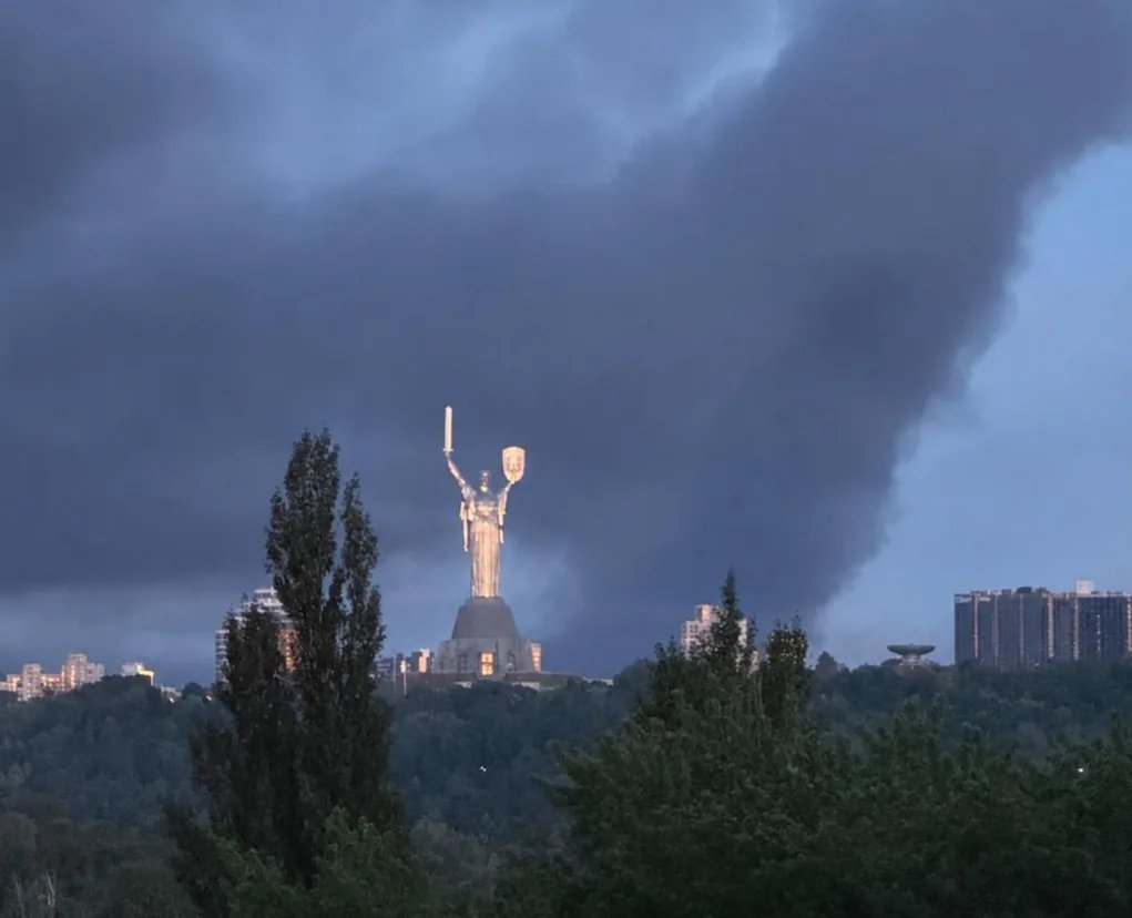 Київ затягнуло їдким димом після масованої російської атаки