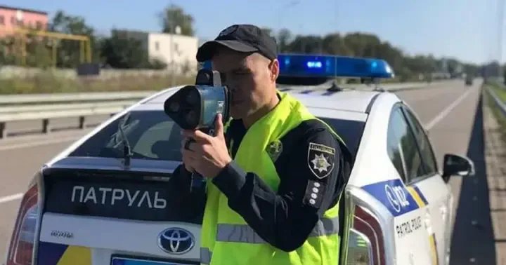 Які обмеження швидкості діють в населених пунктах та поза ними в Україні