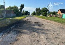 Російський дрон атакував дві родини на вулиці на Харківщині, серед поранених діти